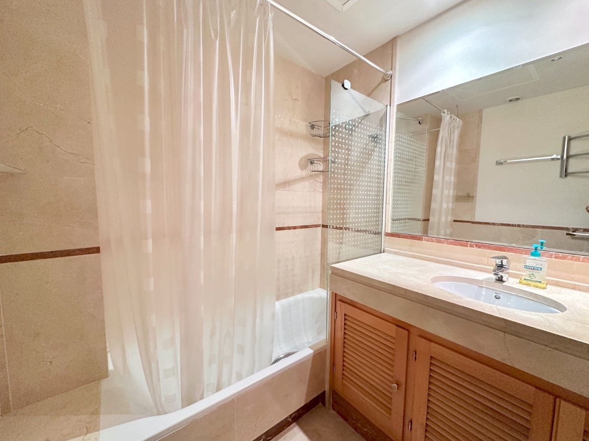 2 sypialnia Apartament na sprzedaż w Puerto Banus z basenem - 760 000 € (Ref: 9783288)