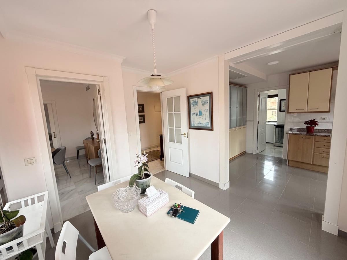 Apartamento de 4 habitaciones en Estepona en venta con piscina - 893.000 € (Ref: 9783291)