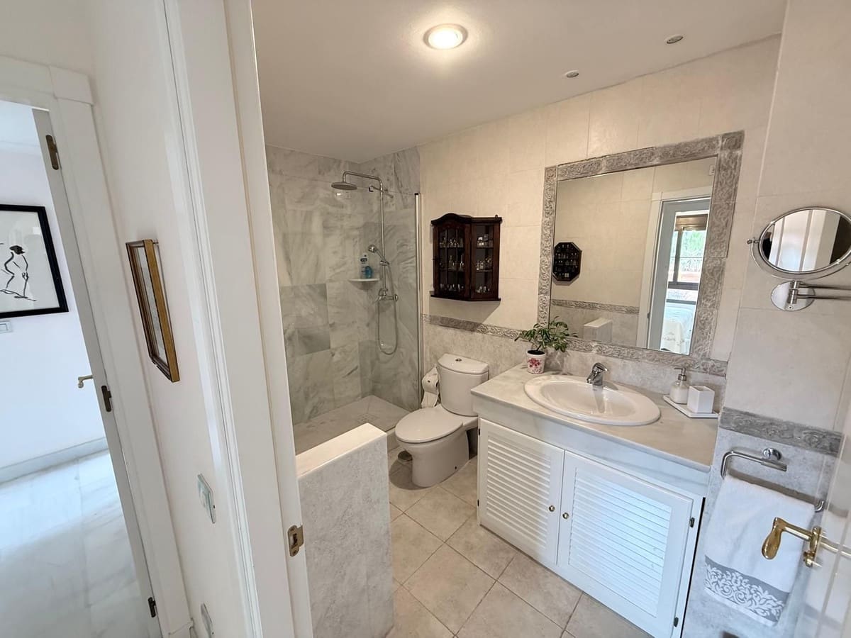 Apartamento de 4 habitaciones en Estepona en venta con piscina - 893.000 € (Ref: 9783291)