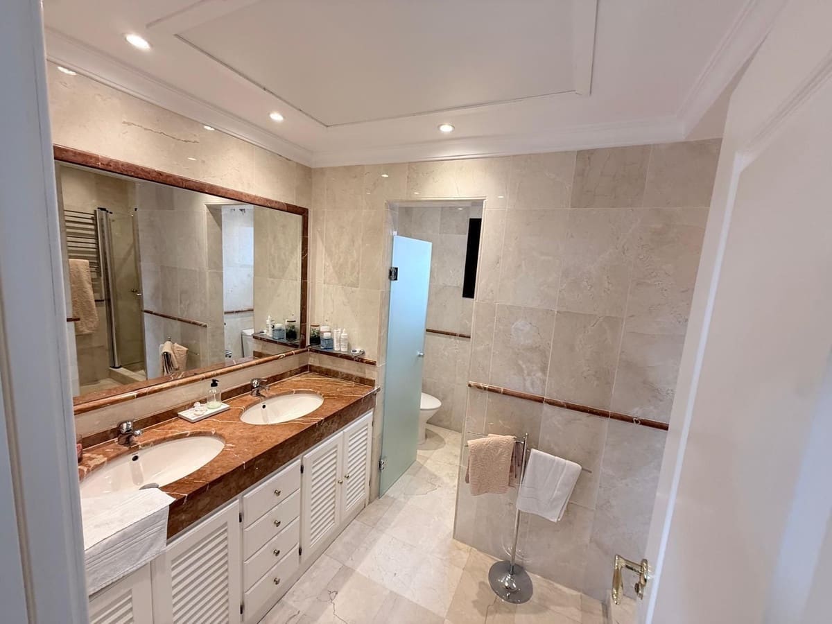 Apartamento de 4 habitaciones en Estepona en venta con piscina - 893.000 € (Ref: 9783291)