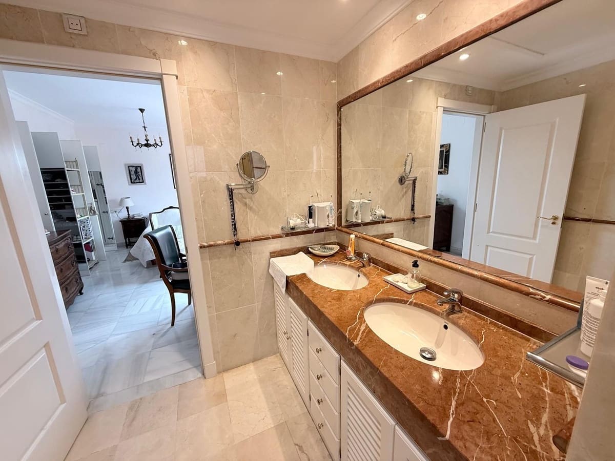 Apartamento de 4 habitaciones en Estepona en venta con piscina - 893.000 € (Ref: 9783291)