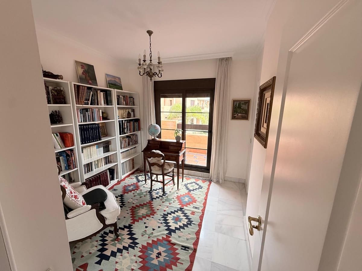 Apartamento de 4 habitaciones en Estepona en venta con piscina - 893.000 € (Ref: 9783291)