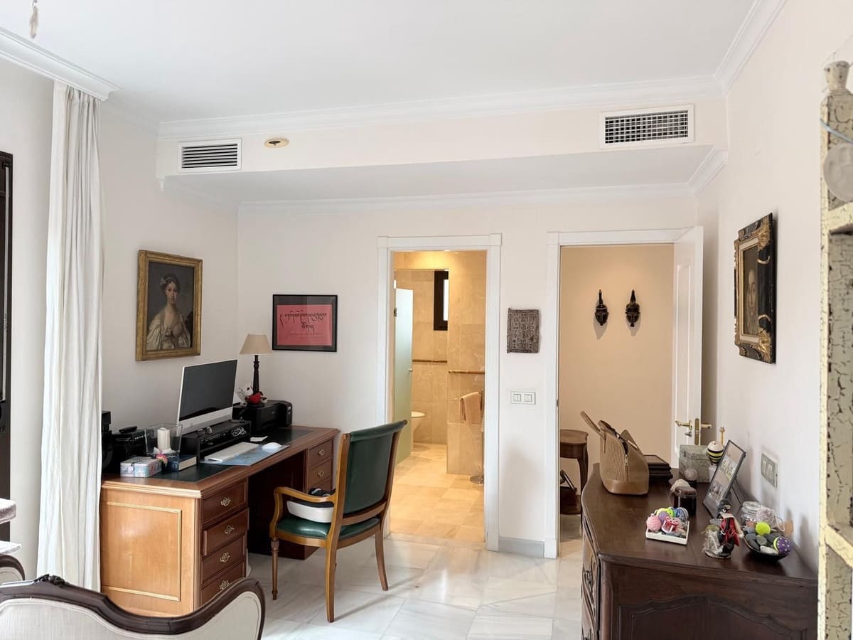 Apartamento de 4 habitaciones en Estepona en venta con piscina - 893.000 € (Ref: 9783291)