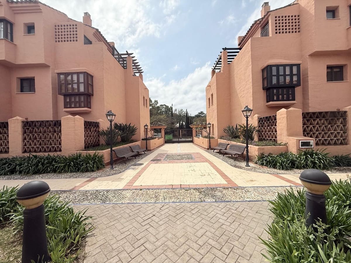 Apartamento de 4 habitaciones en Estepona en venta con piscina - 893.000 € (Ref: 9783291)