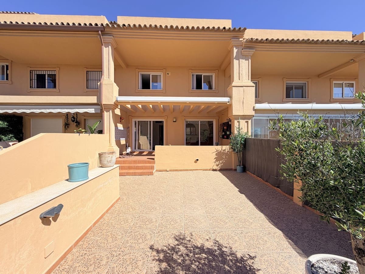Casa de 3 habitaciones en Estepona en venta con piscina - 550.000 € (Ref: 9783297)