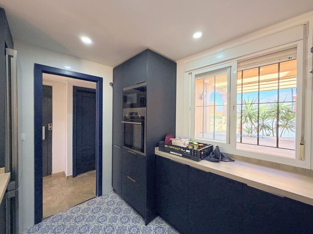 Casa de 3 habitaciones en Estepona en venta con piscina - 550.000 € (Ref: 9783297)