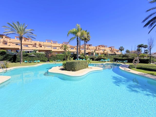 Casa de 3 habitaciones en Parque Central, Estepona en venta con piscina - 550.000 € (Ref: 9783297)