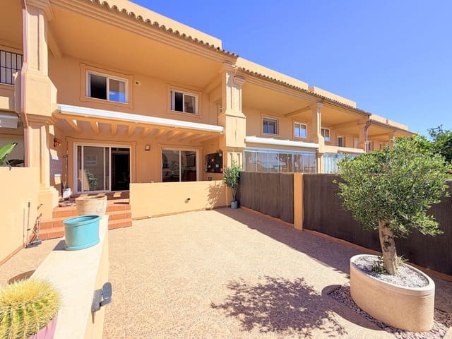 Casa de 3 habitaciones en Parque Central, Estepona en venta con piscina - 550.000 € (Ref: 9783297)