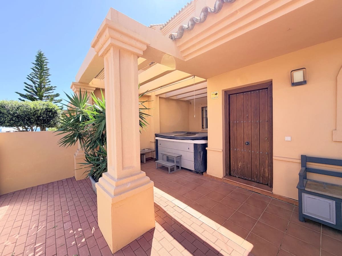 Casa de 3 habitaciones en Estepona en venta con piscina - 550.000 € (Ref: 9783297)
