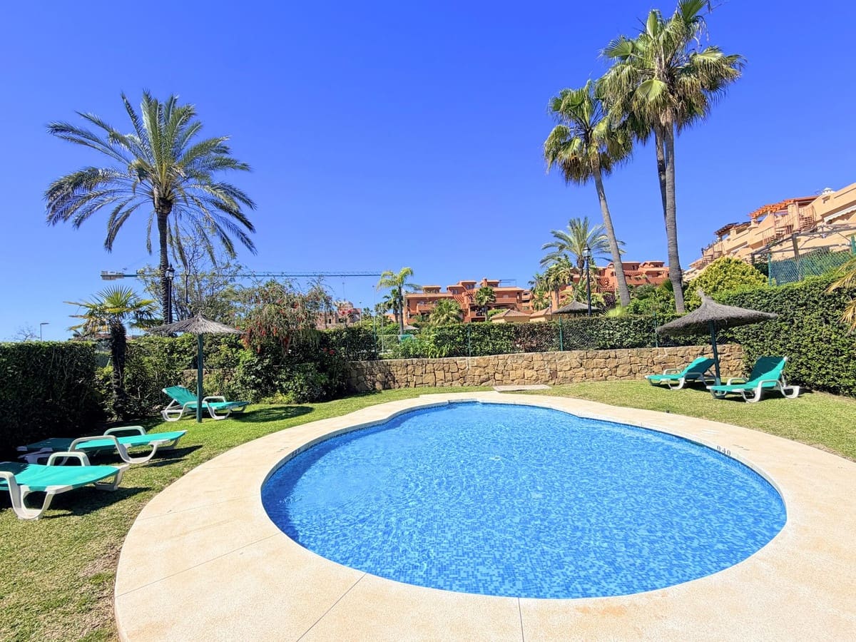 Casa de 3 habitaciones en Estepona en venta con piscina - 550.000 € (Ref: 9783297)