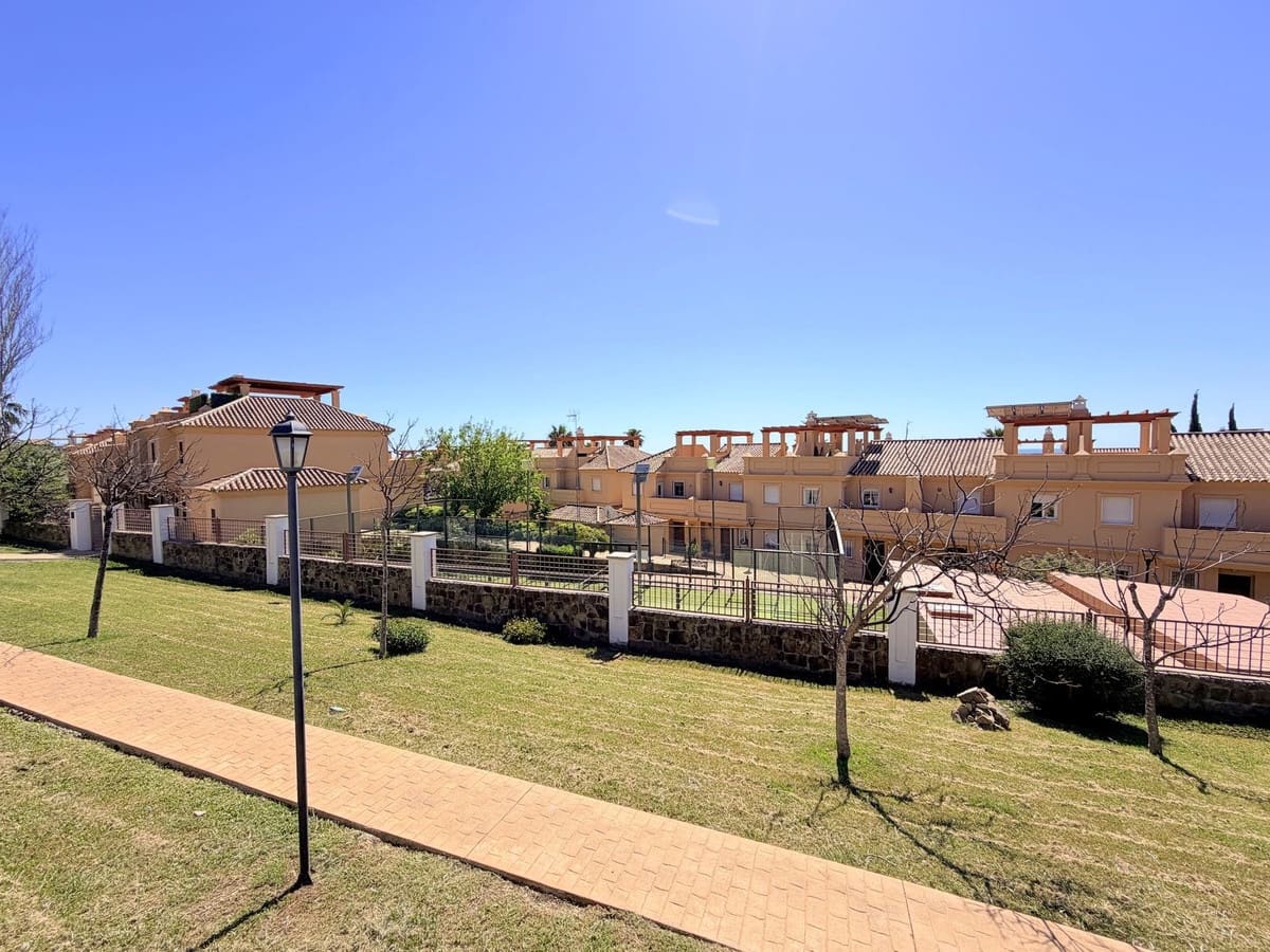 Casa de 3 habitaciones en Estepona en venta con piscina - 550.000 € (Ref: 9783297)