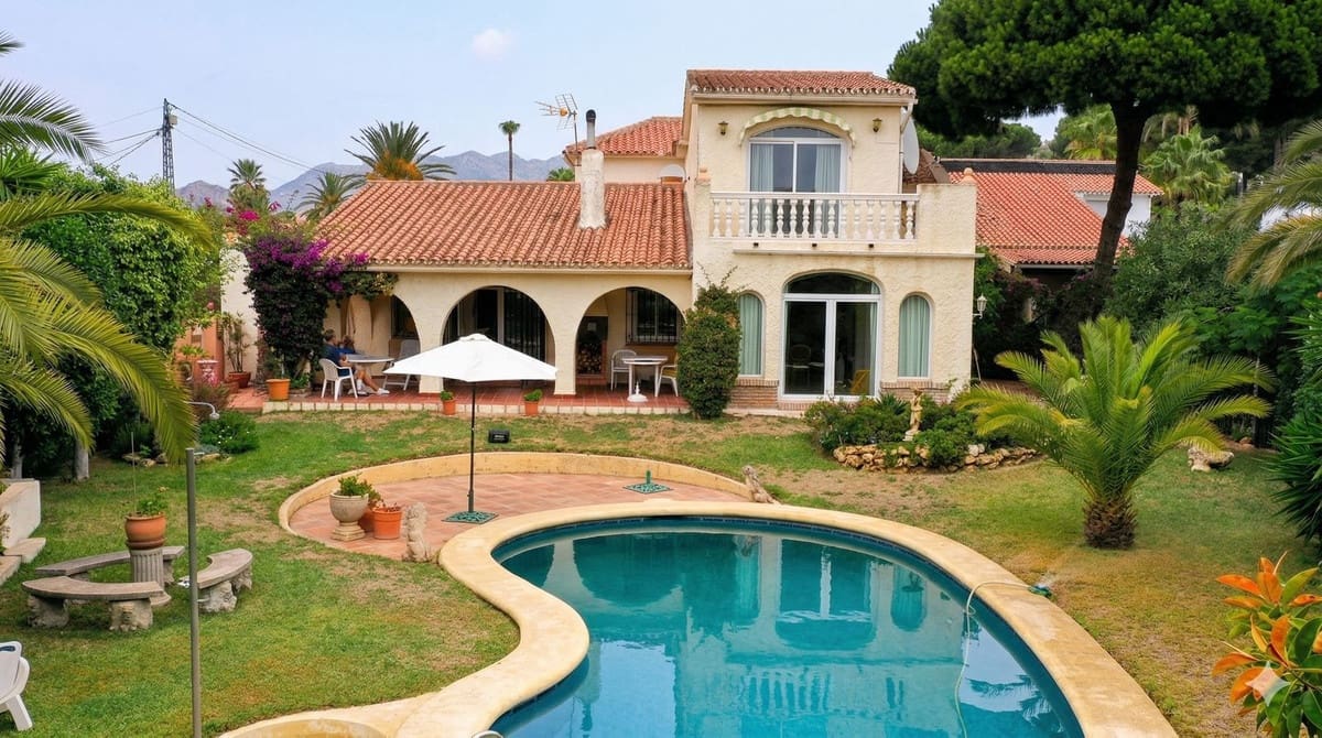 Chalet de 4 habitaciones en Marbesa en venta con piscina - 1.395.000 € (Ref: 9783299)