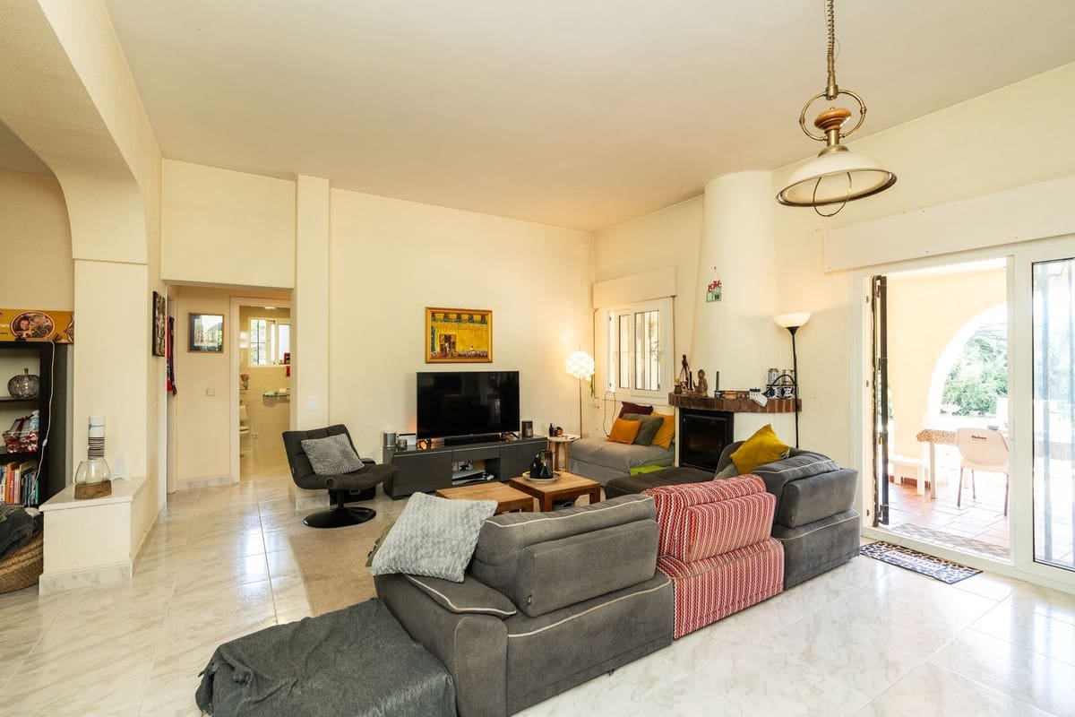 4 bedroom Villa for sale in Marbesa with pool - € 1,395,000 (Ref: 9783299)