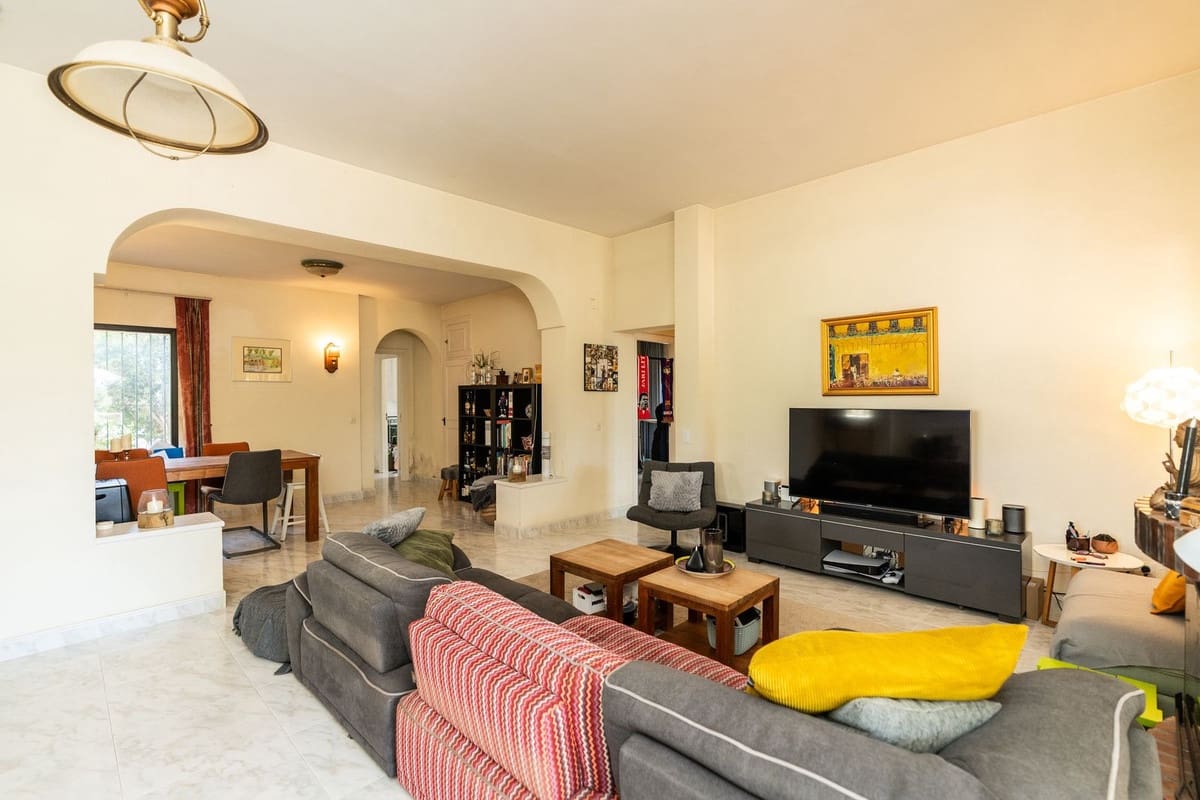 4 bedroom Villa for sale in Marbesa with pool - € 1,395,000 (Ref: 9783299)