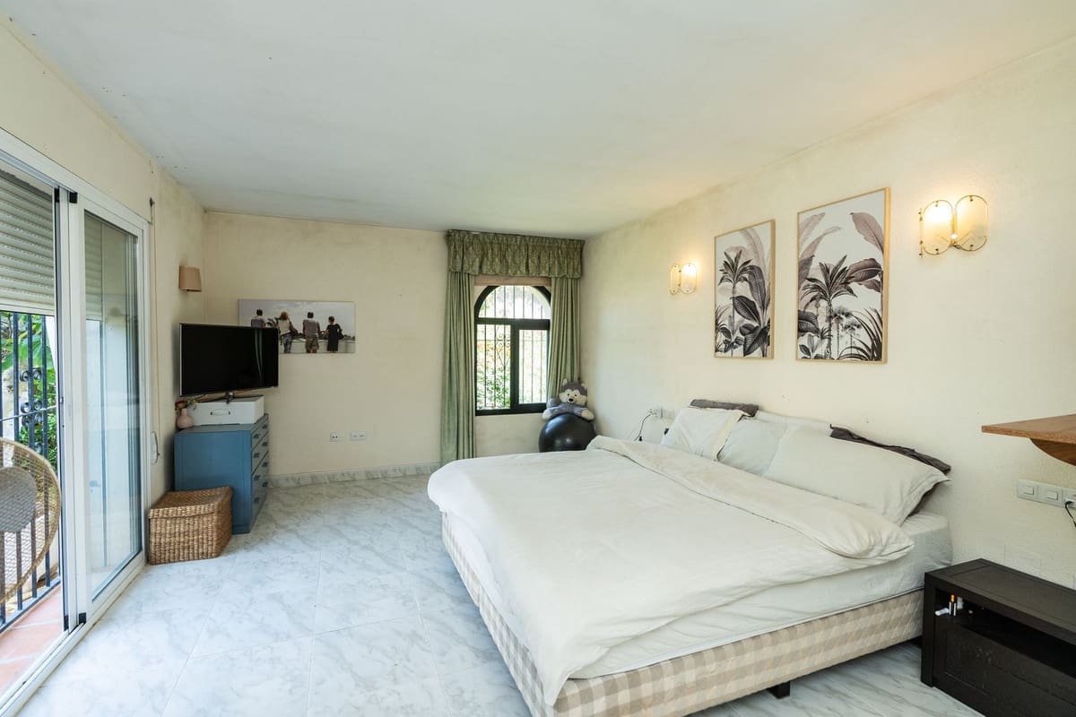 4 bedroom Villa for sale in Marbesa with pool - € 1,395,000 (Ref: 9783299)