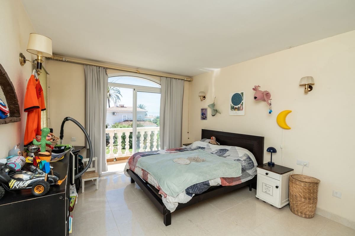 4 bedroom Villa for sale in Marbesa with pool - € 1,395,000 (Ref: 9783299)