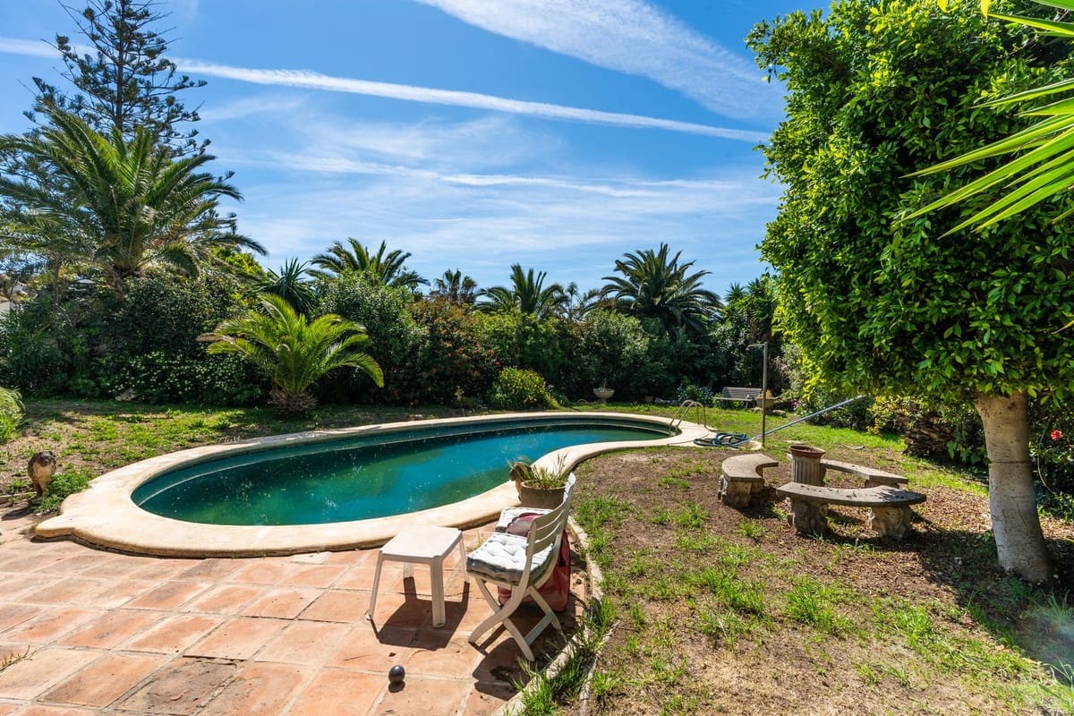 4 bedroom Villa for sale in Marbesa with pool - € 1,395,000 (Ref: 9783299)