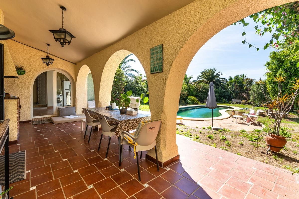 4 bedroom Villa for sale in Marbesa with pool - € 1,395,000 (Ref: 9783299)