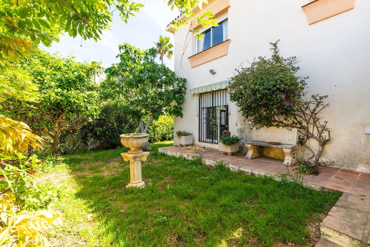 4 bedroom Villa for sale in Marbesa with pool - € 1,395,000 (Ref: 9783299)