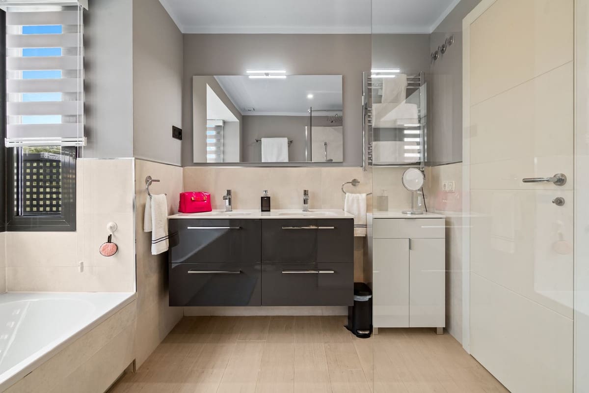 4 sypialnia Dom na sprzedaż w La Cala de Mijas z basenem - 995 000 € (Ref: 9784134)