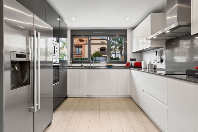 4 sypialnia Dom na sprzedaż w La Cala de Mijas, Mijas z basenem - 995 000 € (Ref: 9784134)