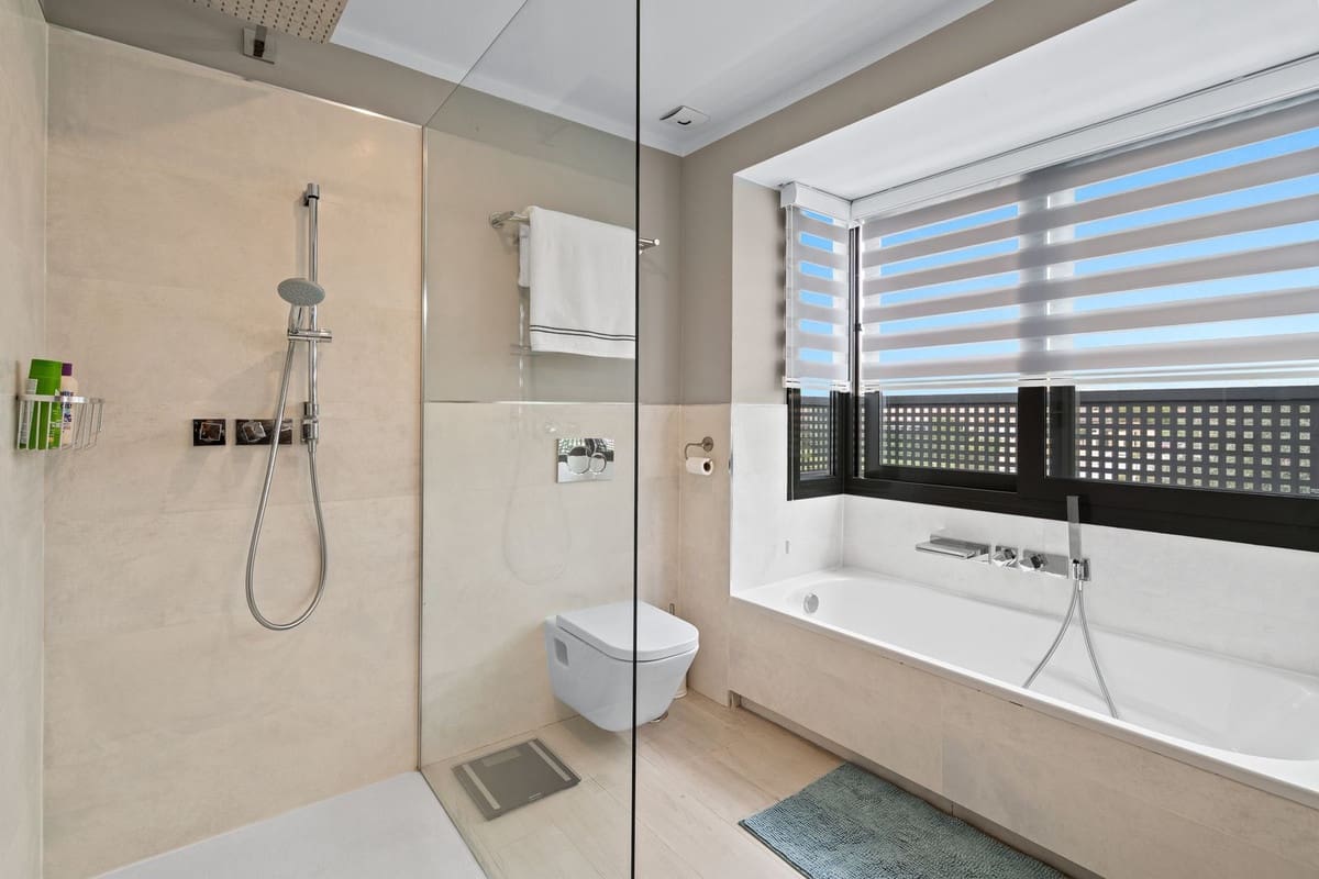 4 sypialnia Dom na sprzedaż w La Cala de Mijas z basenem - 995 000 € (Ref: 9784134)