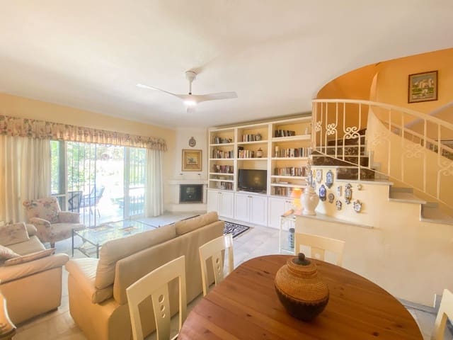 5 sovrum Hus till salu i Cabopino, Marbella med pool - 943 000 € (Ref: 9784135)