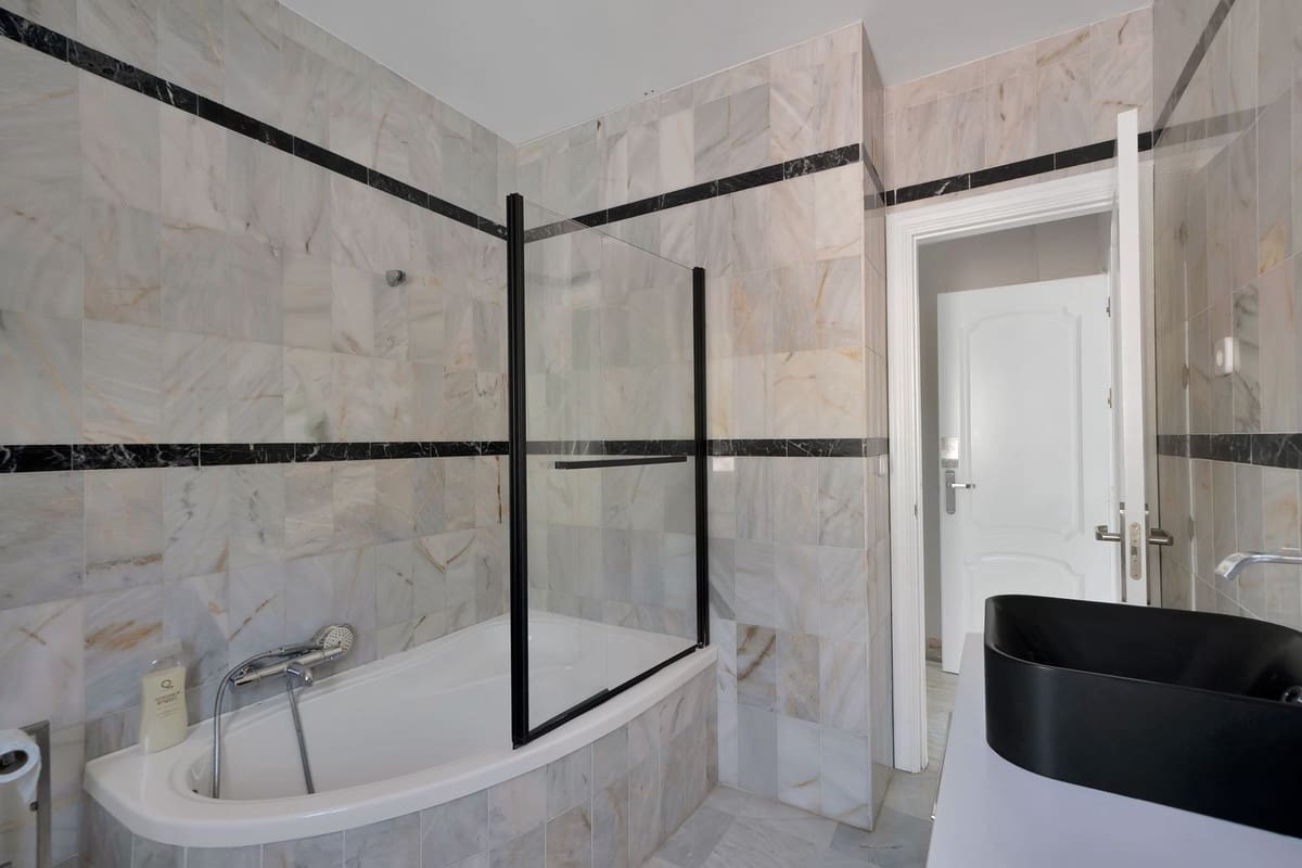 10 soverom Villa til salgs i Marbella - € 2 150 000 (Ref: 9813912)
