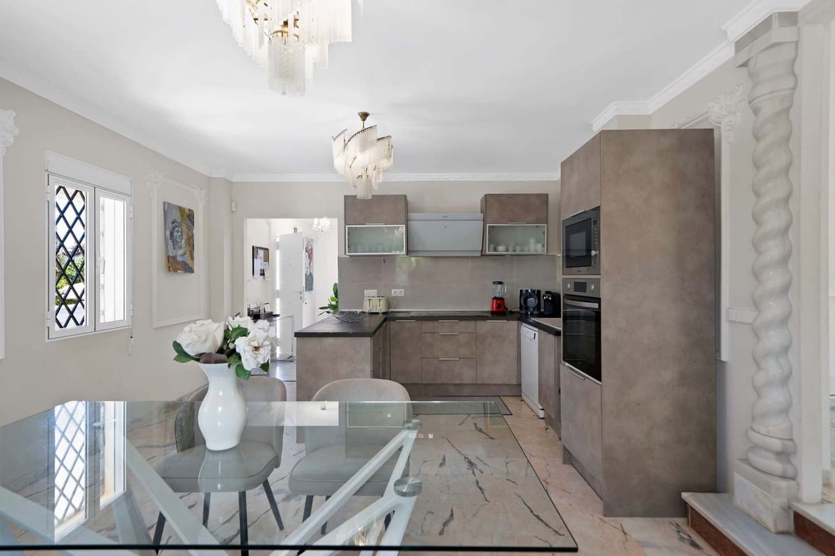 10 slaapkamer Villa te koop in Marbella - € 1.980.000 (Ref: 9813912)