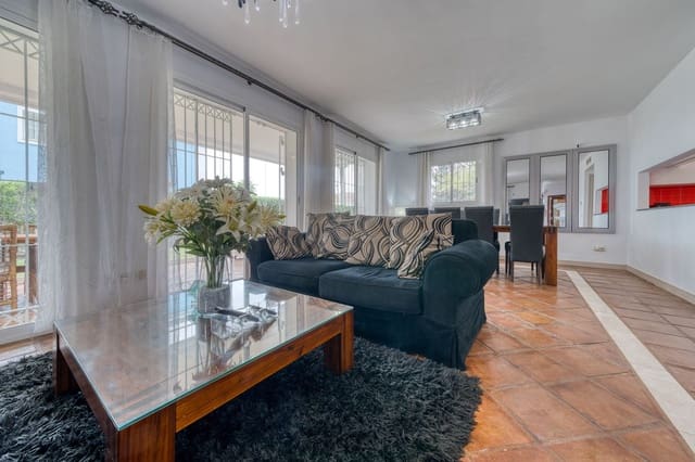 4 sypialnia Willa na sprzedaż w La Duquesa / Puerto de la Duquesa, Manilva z basenem - 895 000 € (Ref: 9813913)