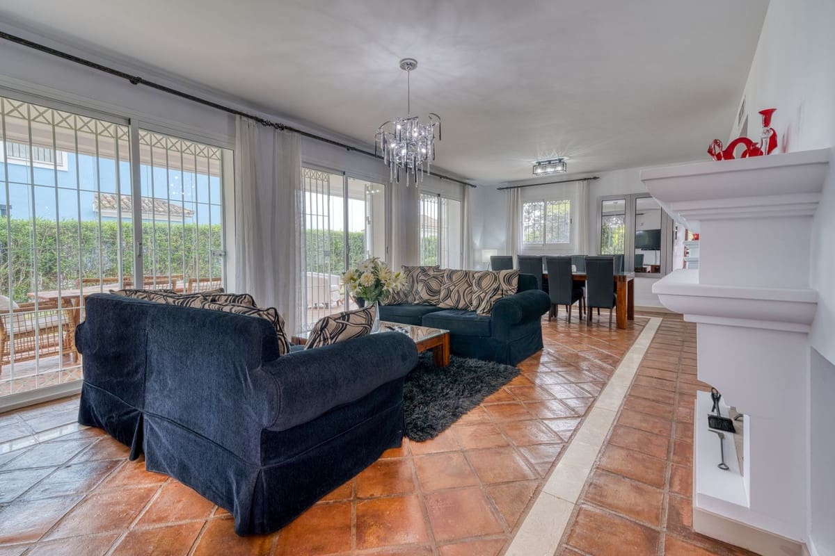 4 bedroom Villa for sale in La Duquesa / Puerto de la Duquesa with pool - € 895,000 (Ref: 9813913)