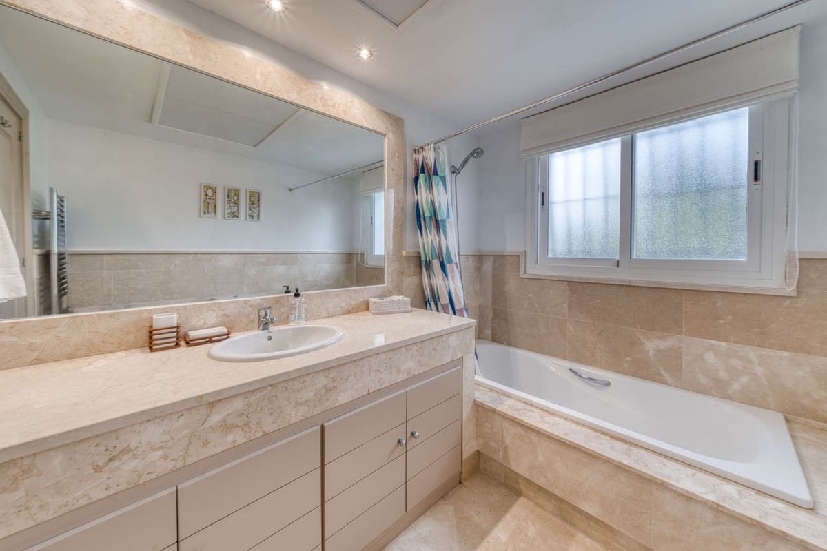 4 bedroom Villa for sale in La Duquesa / Puerto de la Duquesa with pool - € 895,000 (Ref: 9813913)