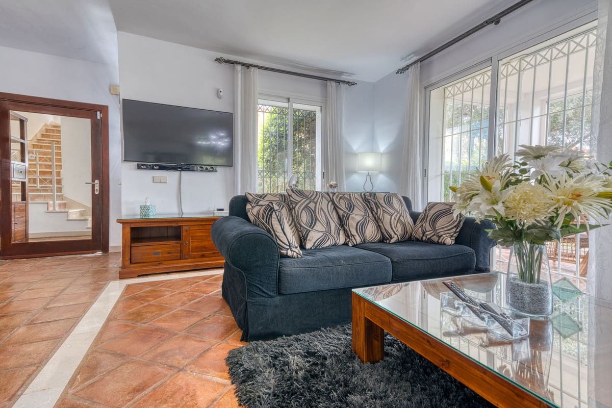 4 bedroom Villa for sale in La Duquesa / Puerto de la Duquesa with pool - € 895,000 (Ref: 9813913)
