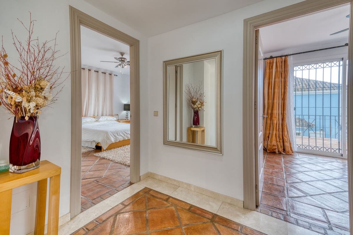 4 bedroom Villa for sale in La Duquesa / Puerto de la Duquesa with pool - € 895,000 (Ref: 9813913)