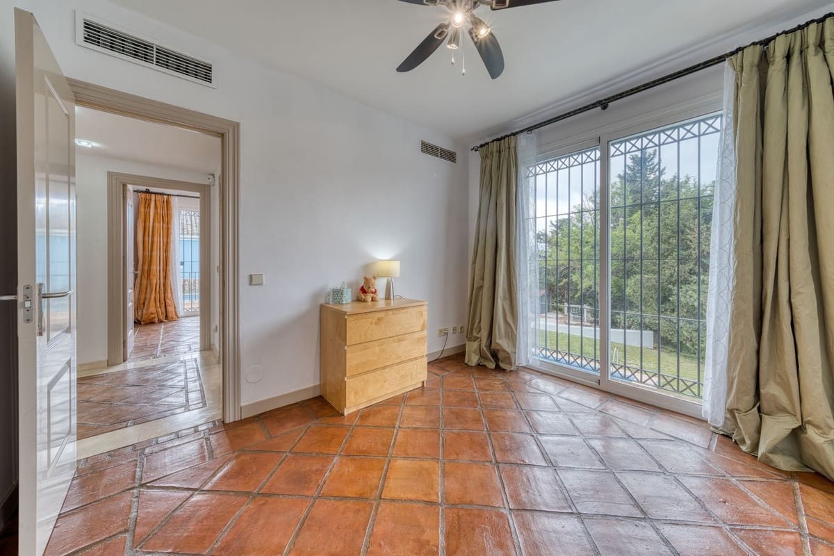 4 bedroom Villa for sale in La Duquesa / Puerto de la Duquesa with pool - € 895,000 (Ref: 9813913)