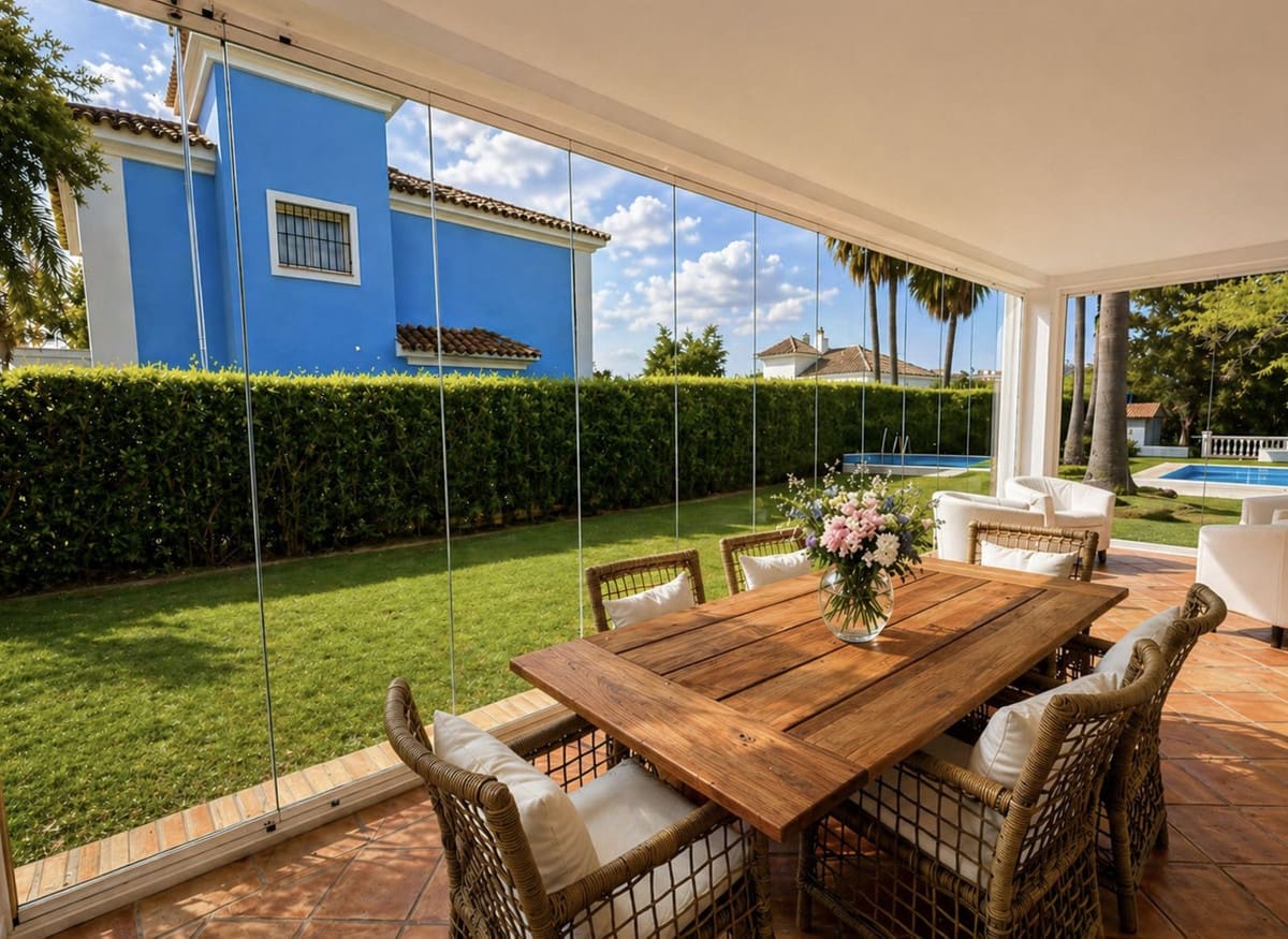 4 bedroom Villa for sale in La Duquesa / Puerto de la Duquesa with pool - € 895,000 (Ref: 9813913)
