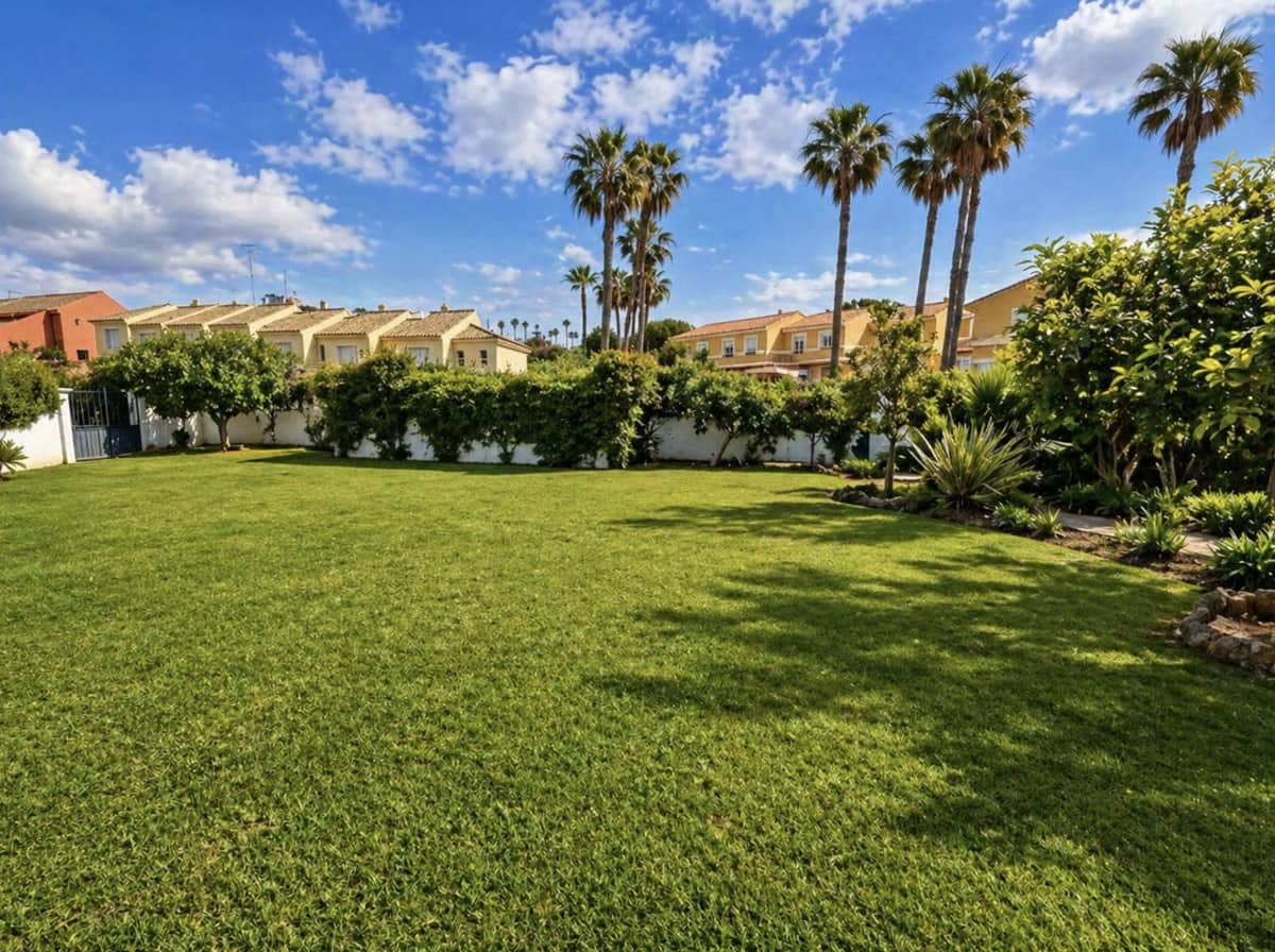 4 bedroom Villa for sale in La Duquesa / Puerto de la Duquesa with pool - € 895,000 (Ref: 9813913)