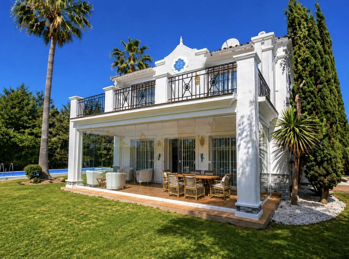 4 bedroom Villa for sale in La Duquesa / Puerto de la Duquesa with pool - € 895,000 (Ref: 9813913)