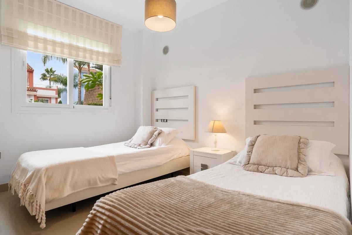 2 sovrum Lägenhet till salu i Estepona med pool - 394 950 € (Ref: 9813918)