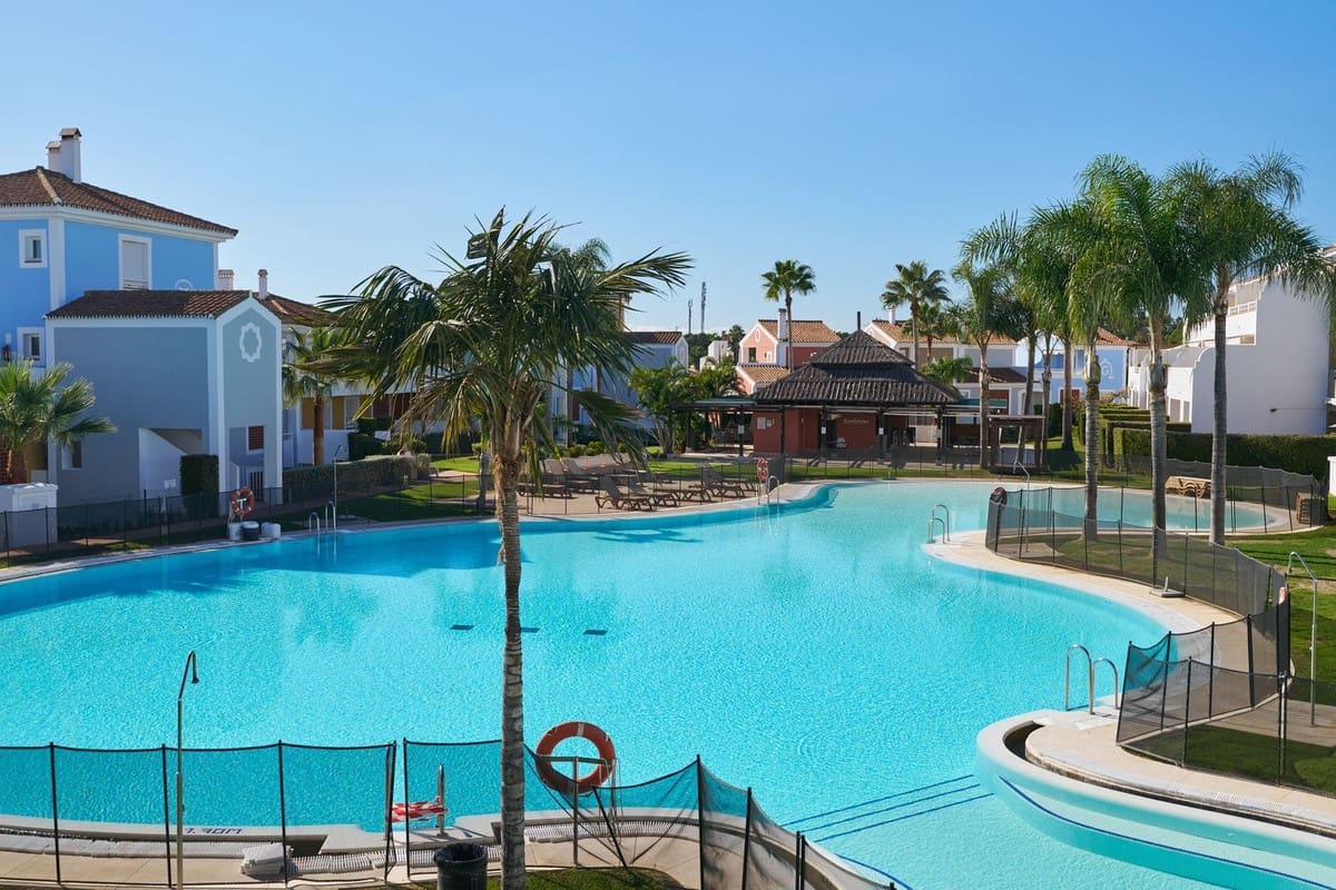 2 sovrum Lägenhet till salu i Estepona med pool - 394 950 € (Ref: 9813918)