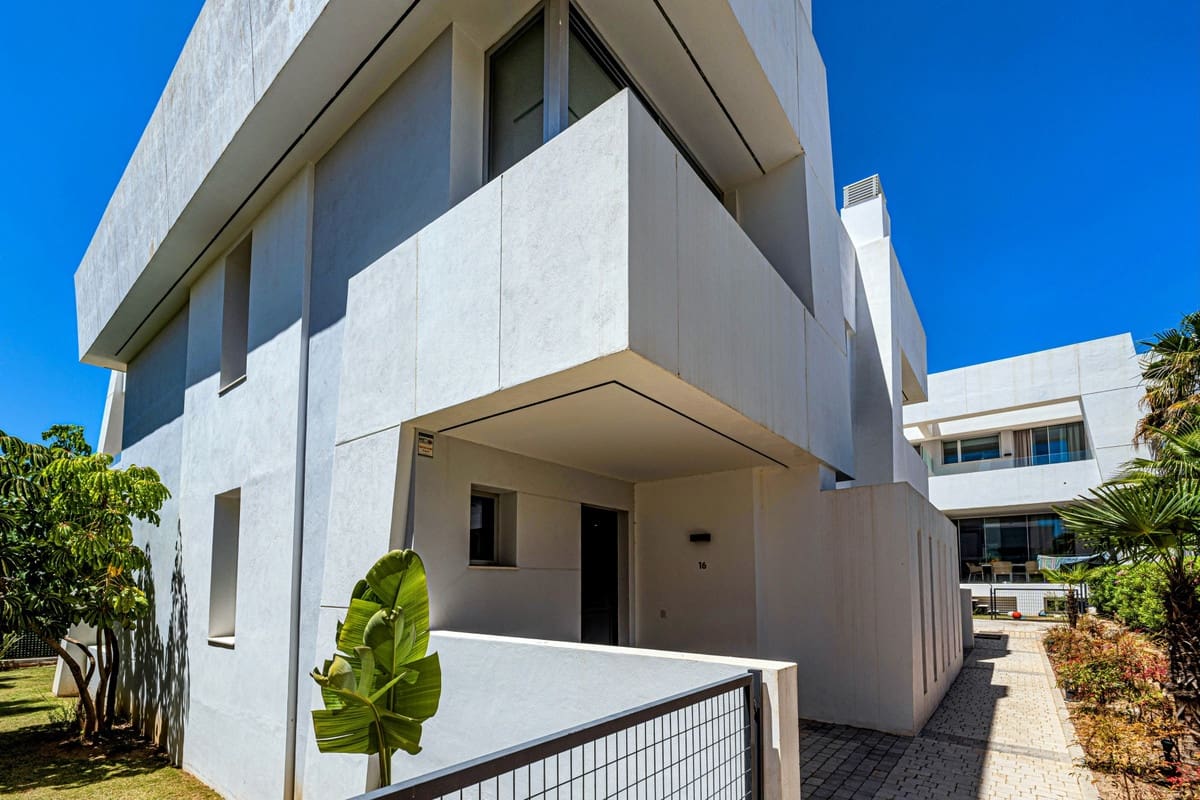 4 bedroom Townhouse for sale in Rio Real with pool - € 1,250,000 (Ref: 9813921)