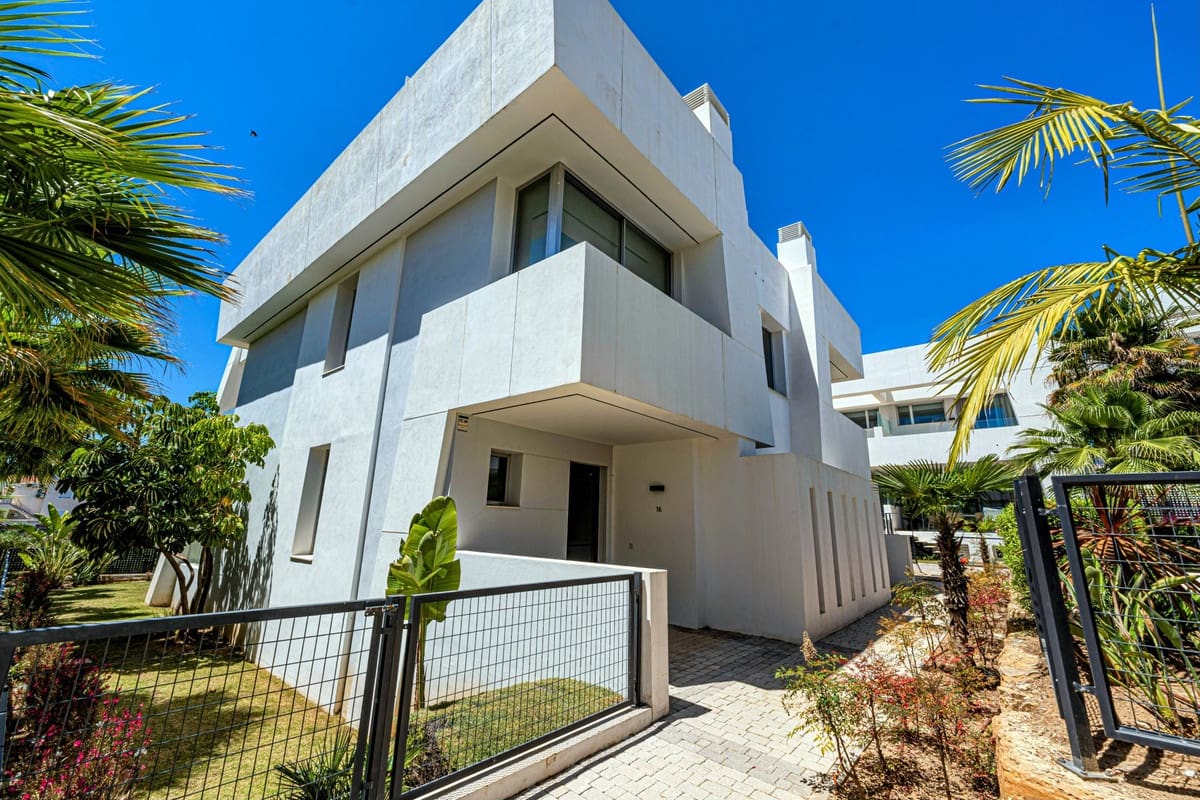 4 bedroom Townhouse for sale in Rio Real with pool - € 1,250,000 (Ref: 9813921)