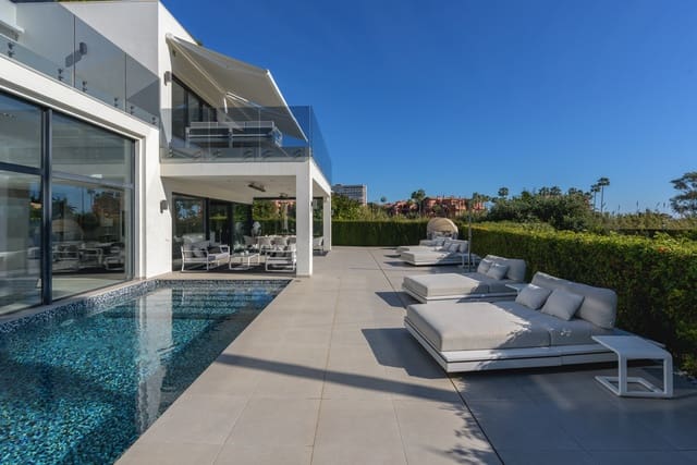 4 bedroom Villa for sale in Los Monteros, Marbella with pool - € 4,400,000 (Ref: 9813923)