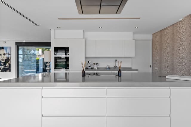 4 bedroom Villa for sale in Los Monteros, Marbella with pool - € 4,400,000 (Ref: 9813923)