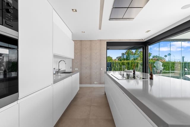 4 bedroom Villa for sale in Los Monteros, Marbella with pool - € 4,400,000 (Ref: 9813923)
