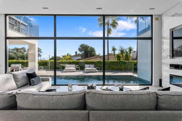 4 bedroom Villa for sale in Los Monteros, Marbella with pool - € 4,400,000 (Ref: 9813923)