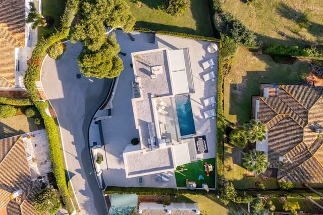 4 bedroom Villa for sale in Los Monteros, Marbella with pool - € 4,400,000 (Ref: 9813923)