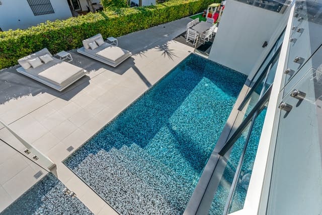 4 bedroom Villa for sale in Los Monteros, Marbella with pool - € 4,400,000 (Ref: 9813923)