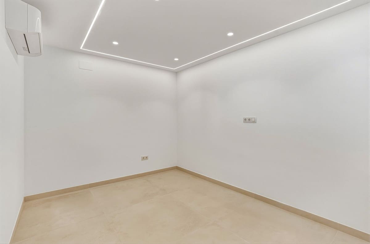 4 makuuhuone Omakotitalo myytävänä paikassa Los Monteros mukana uima-altaan - 950 000 € (Ref: 9813924)