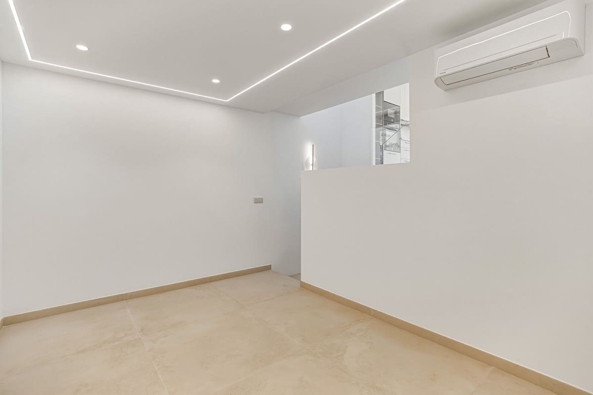 4 makuuhuone Omakotitalo myytävänä paikassa Los Monteros mukana uima-altaan - 950 000 € (Ref: 9813924)